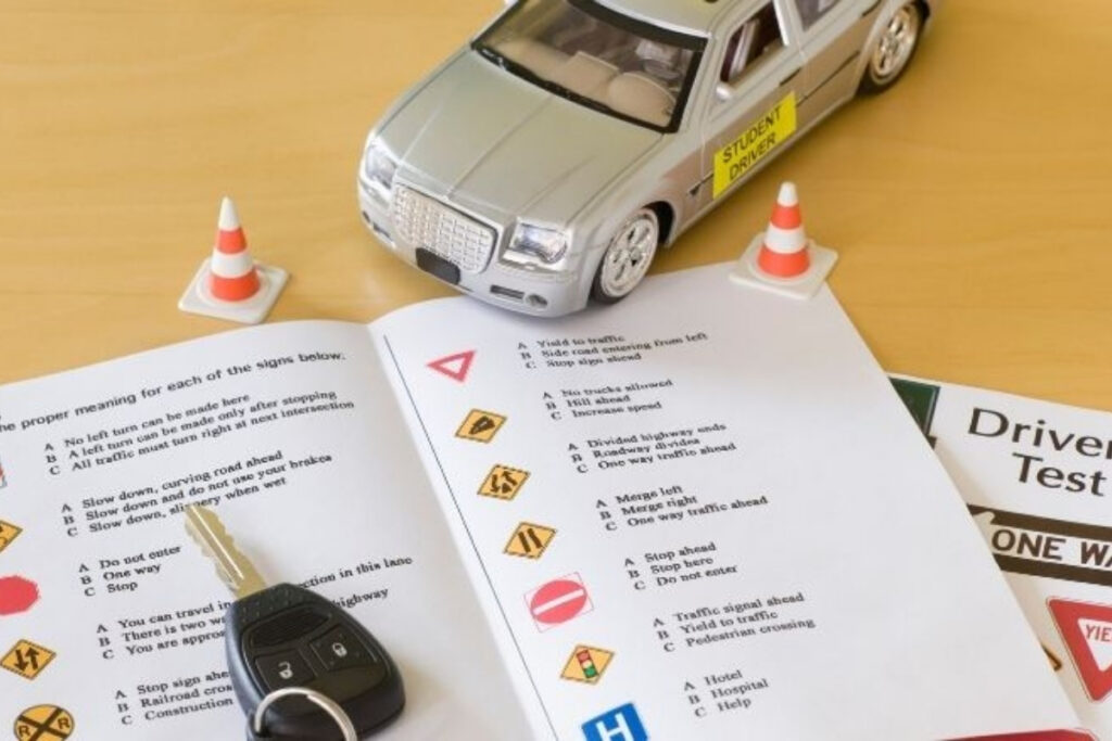 Material de teste de direção com mini carro e chave.
